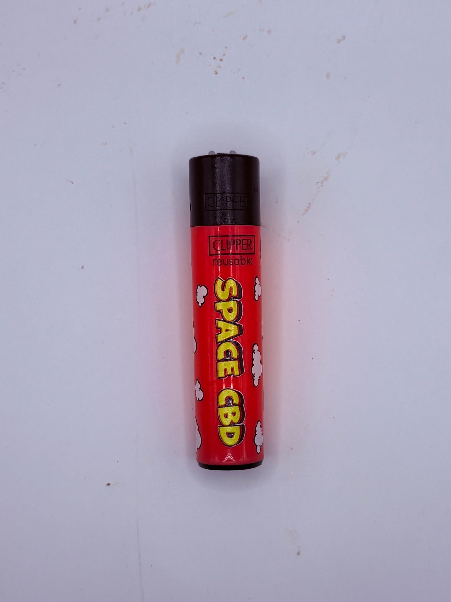 Clipper Space CBD rouge, logo jaune et nuages blancs