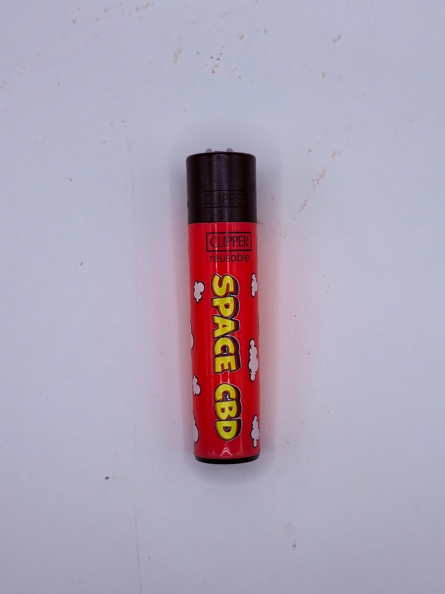 Clipper Space CBD rouge, logo jaune et nuages blancs
