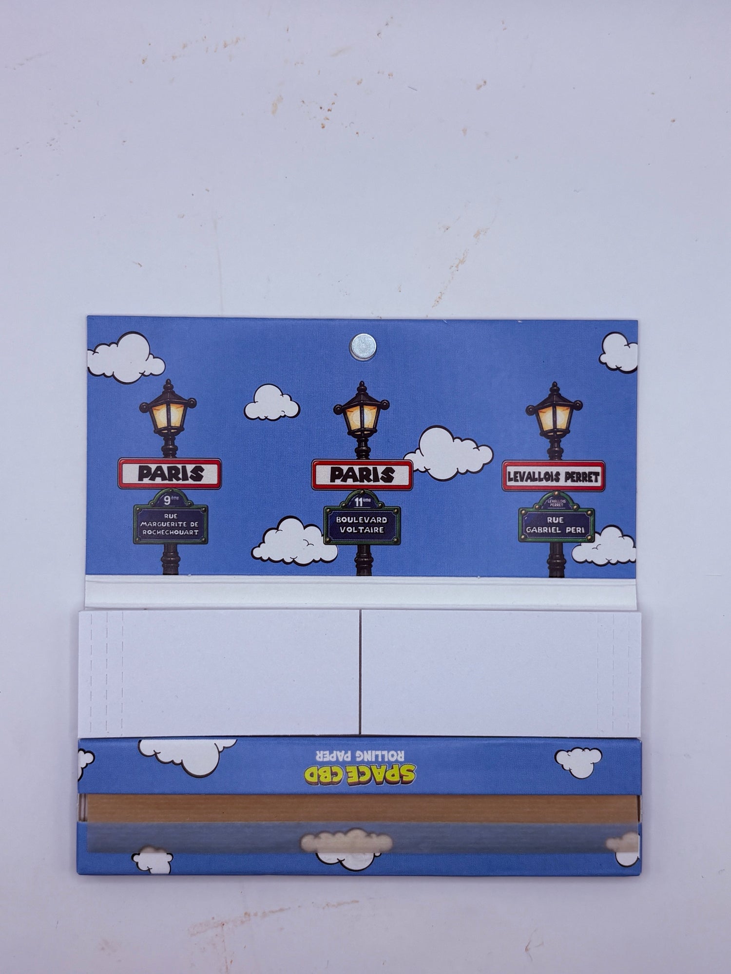 Carnet Space CBD Rolling Paper ouvert : trois lampadaires avec les adresses des trois shops