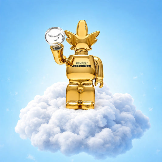 Bang figurine dorée, Hemper — sur fond de nuage