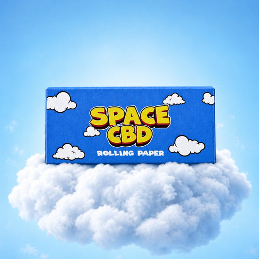 Carnet de feuilles à rouler Space CBD Rolling Paper — sur fond de nuage