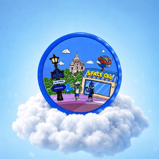 Grinder plastique Space CBD Bleu Montmartre — sur fond de nuage