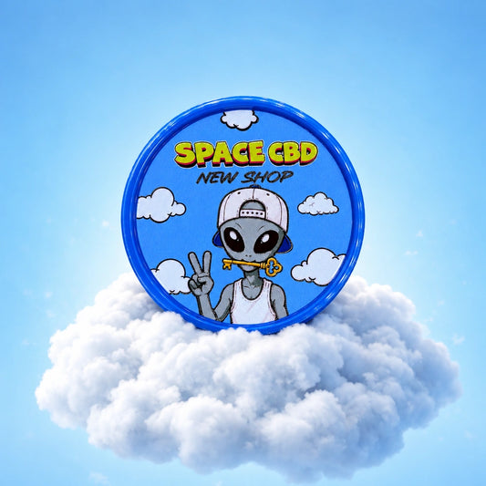 Grinder plastique Space CBD Bleu New Shop — sur fond de nuage