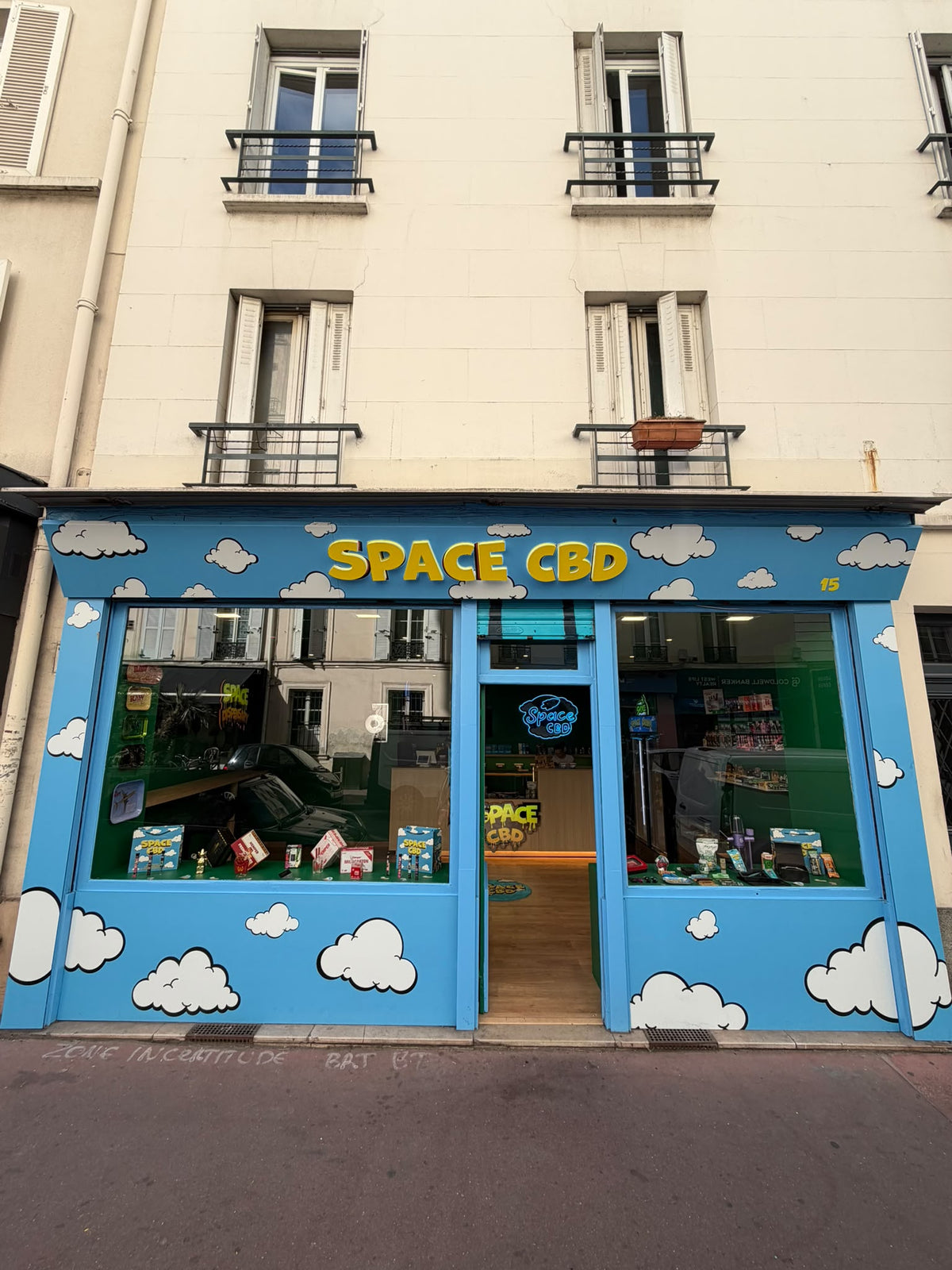 Devanture du shop Space CBD au 15 rue Gabriel Péri, Levallois-Perret